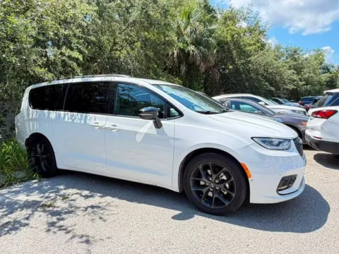 White 2024 Chrysler Pacifica Touring L for sale in Jacksonville, FL