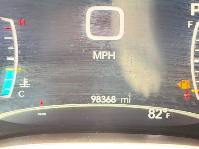 Chrysler Pacifica photo 2