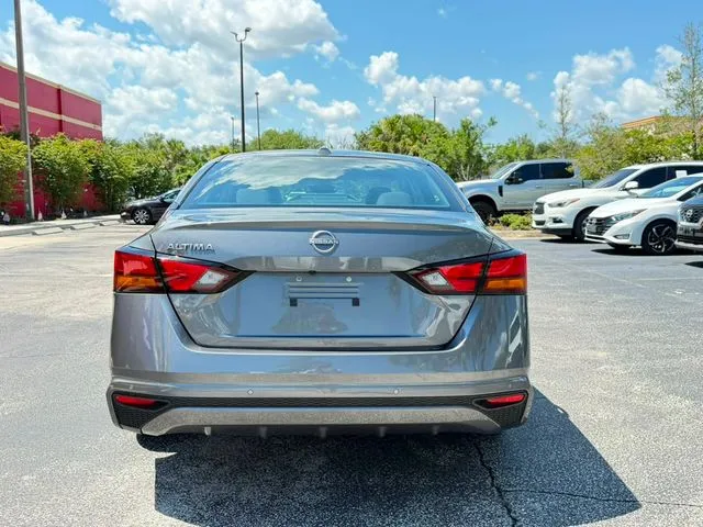 Nissan Altima photo 8