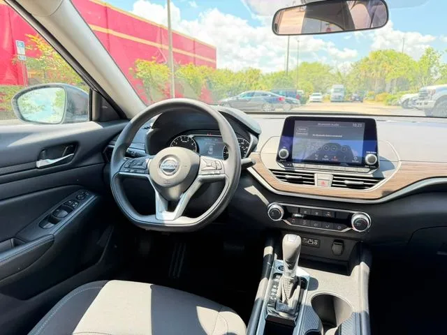 Nissan Altima photo 11