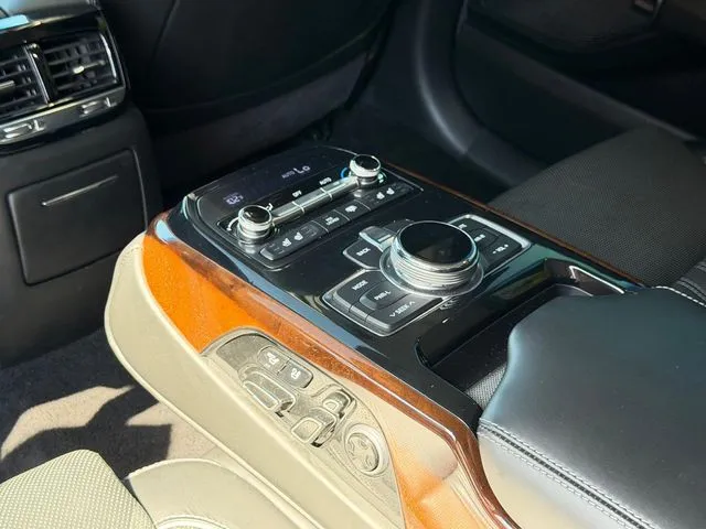 Genesis G90 photo 38