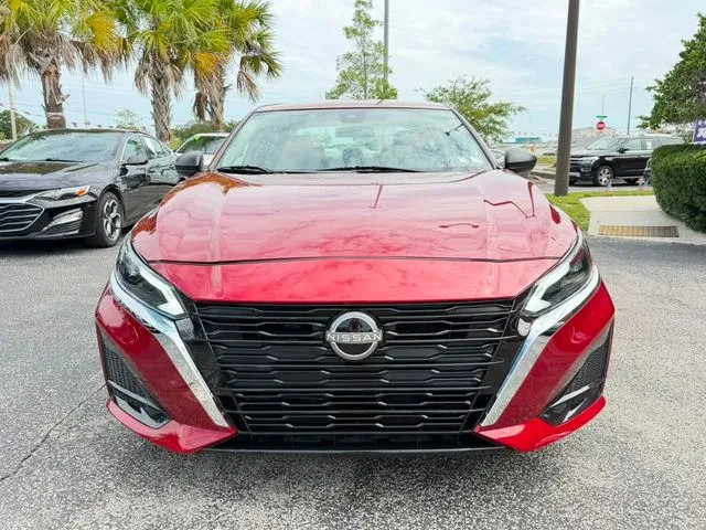 Nissan Altima photo 2