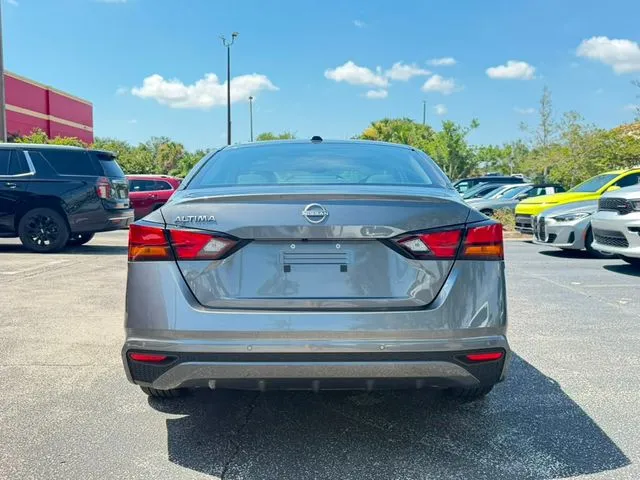 Nissan Altima photo 8