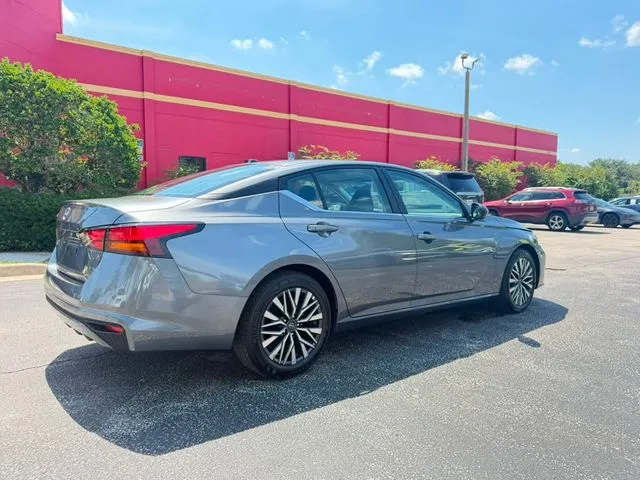 Nissan Altima photo 6
