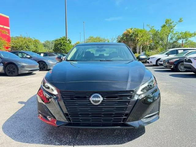 Nissan Altima photo 2