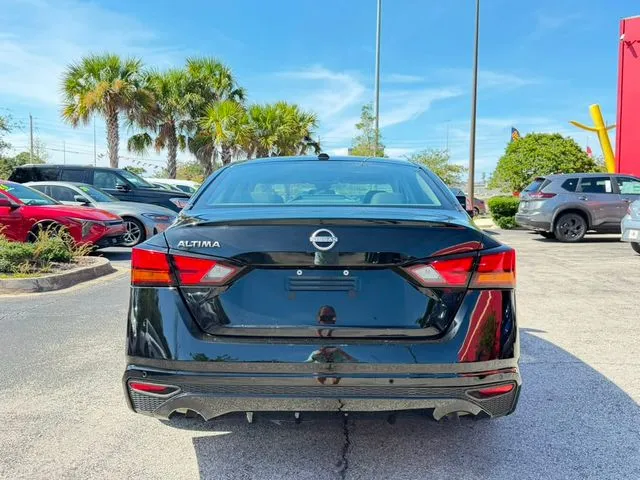 Nissan Altima photo 8