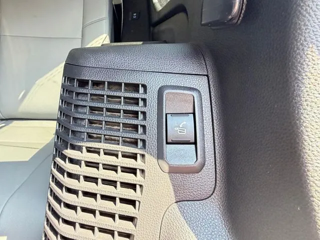Toyota Sequoia photo 36