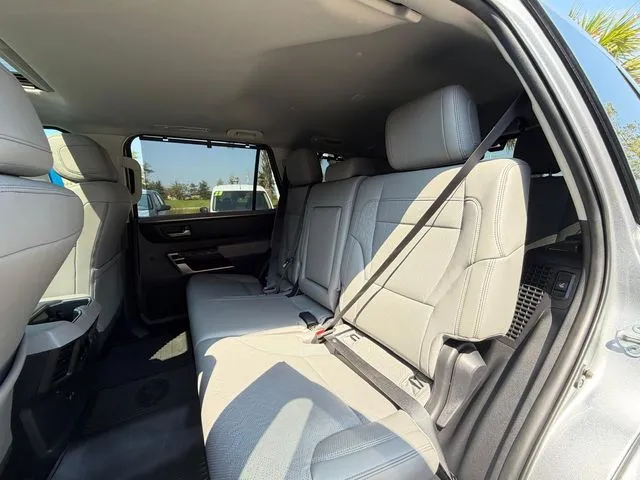 Toyota Sequoia photo 33