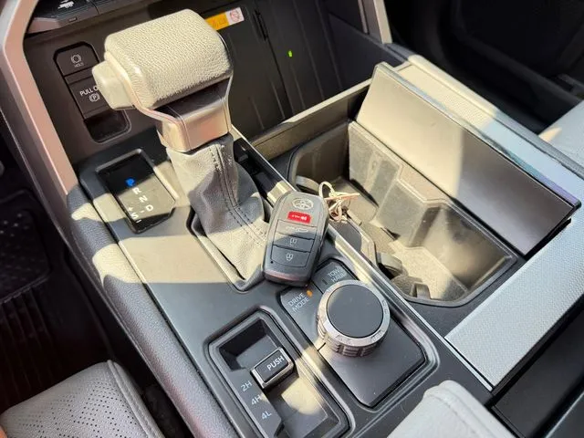 Toyota Sequoia photo 29