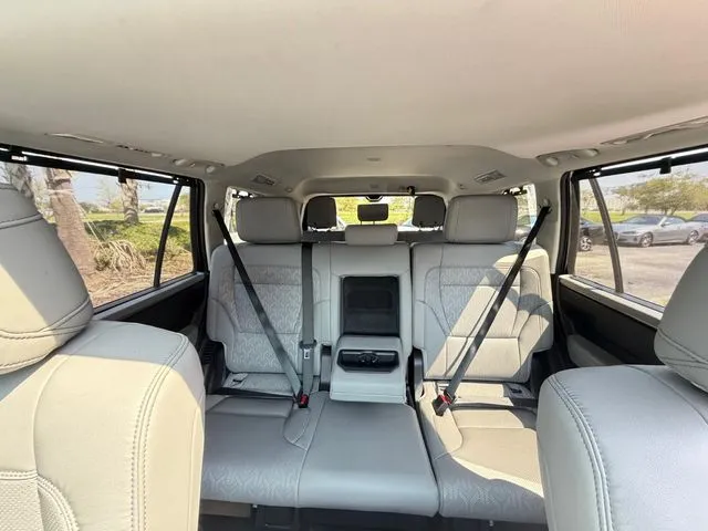 Toyota Sequoia photo 32
