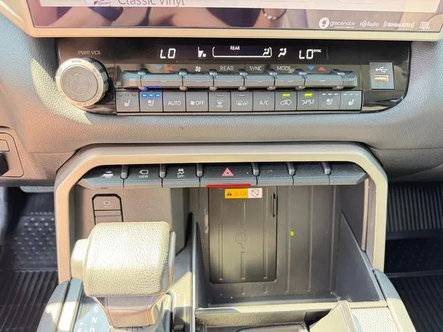 Toyota Sequoia photo 30