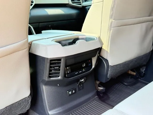 Toyota Sequoia photo 34