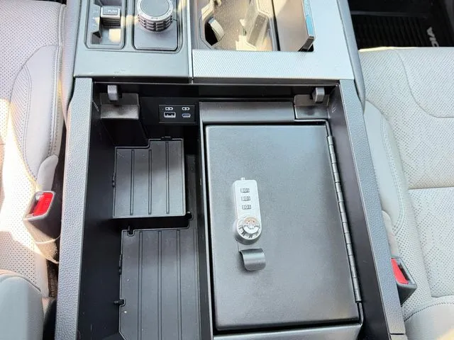 Toyota Sequoia photo 31