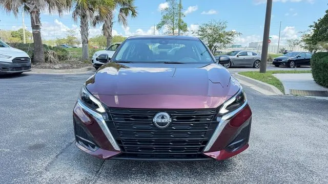 Nissan Altima photo 2