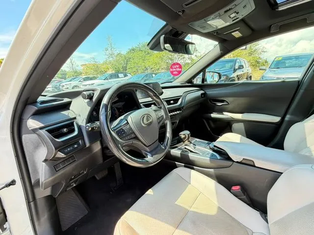 Lexus UX photo 23