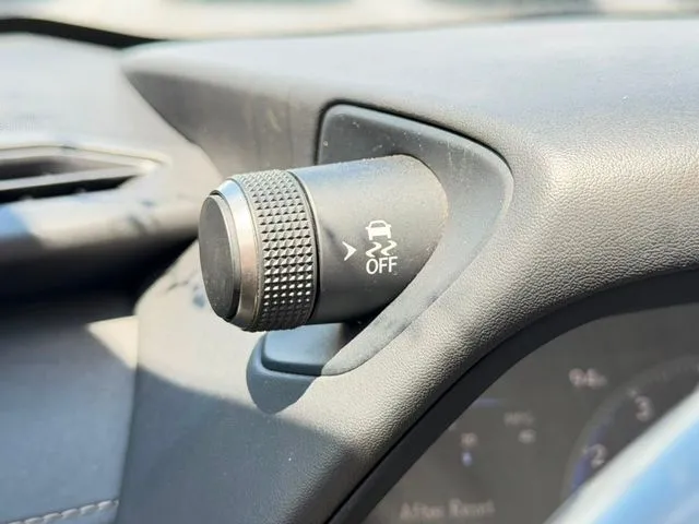 Lexus UX photo 19