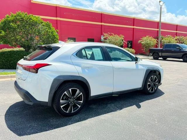 Lexus UX photo 6