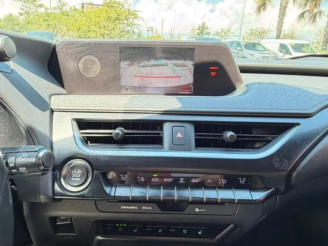 Lexus UX photo 24