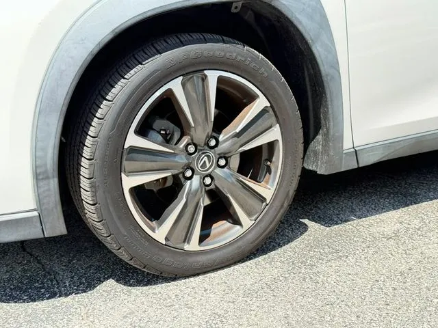 Lexus UX photo 10