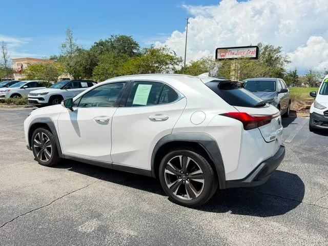 Lexus UX photo 7