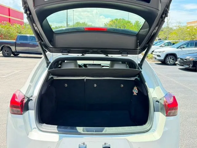 Lexus UX photo 9