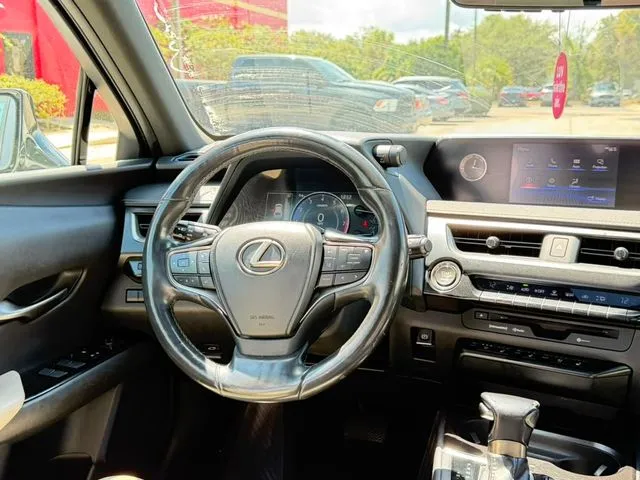 Lexus UX photo 12