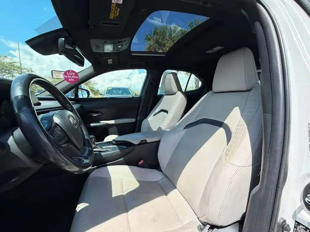 Lexus UX photo 26