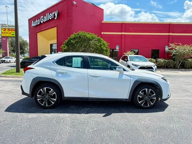 Lexus UX photo 4
