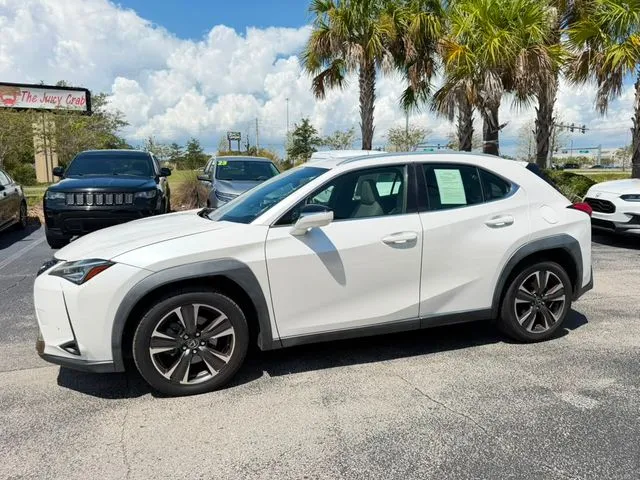 Lexus UX photo 3