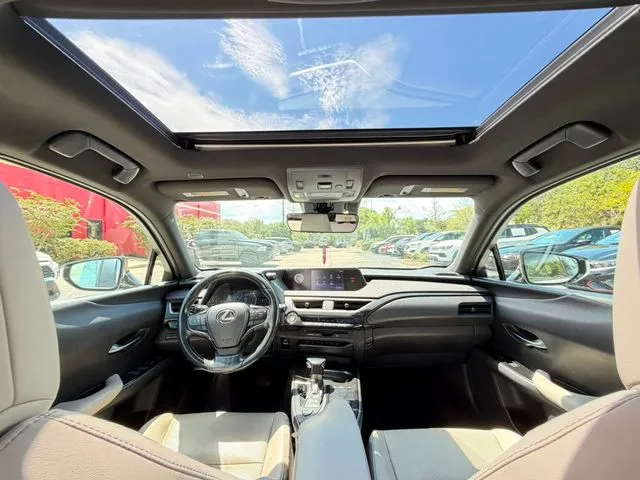 Lexus UX photo 29