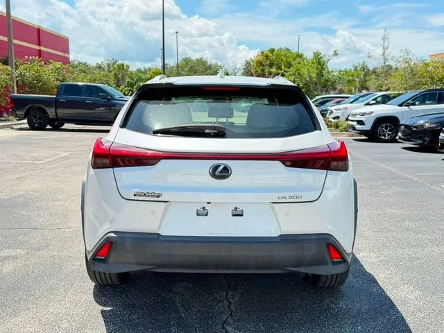 Lexus UX photo 8