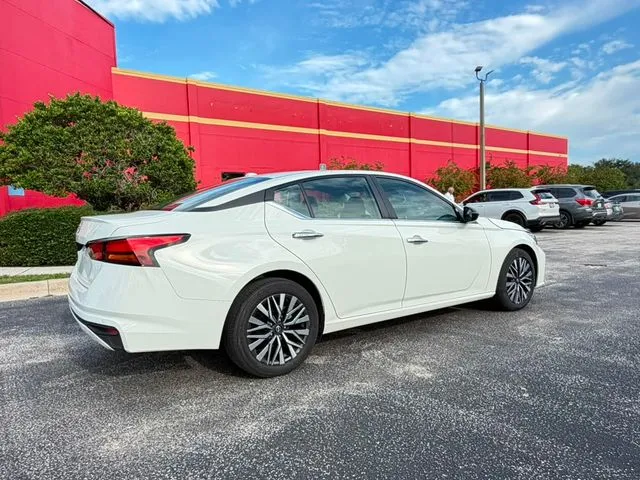 Nissan Altima photo 6