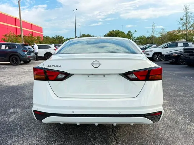 Nissan Altima photo 9