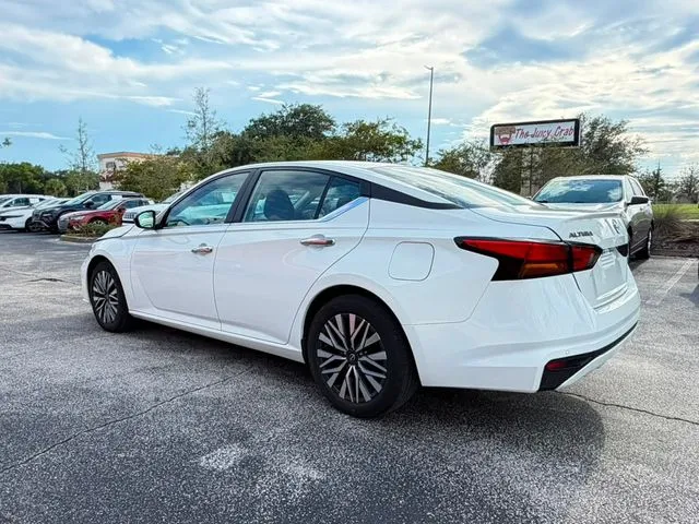Nissan Altima photo 8