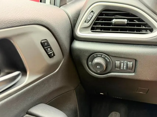 Chrysler Pacifica photo 18