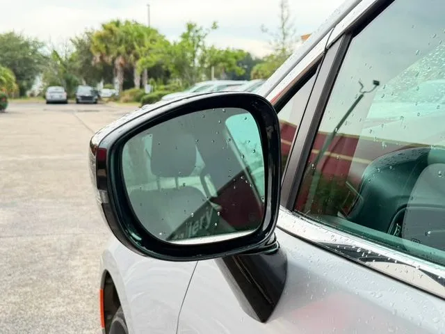 Chrysler Pacifica photo 13