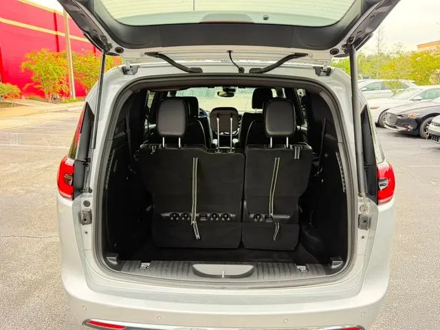 Chrysler Pacifica photo 9