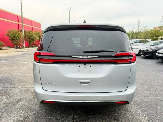 Chrysler Pacifica photo 8