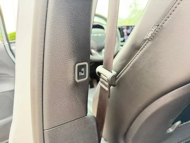Chrysler Pacifica photo 31
