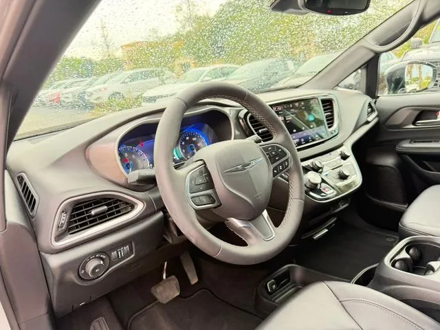 Chrysler Pacifica photo 19