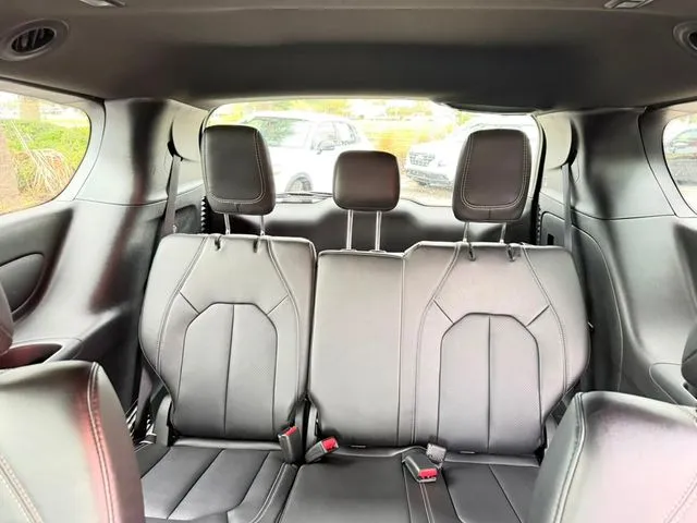 Chrysler Pacifica photo 32