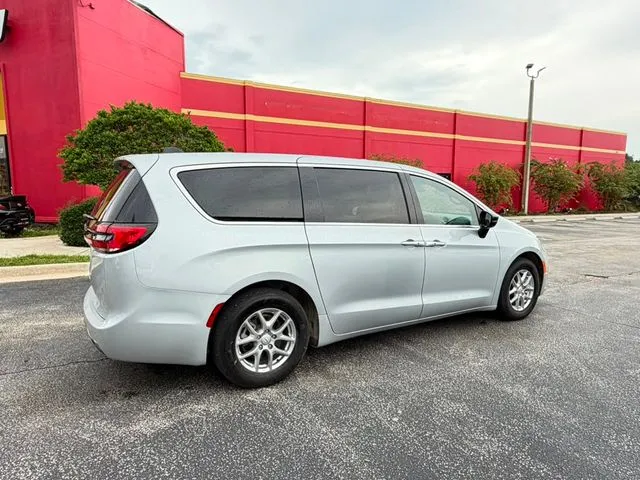 Chrysler Pacifica photo 6