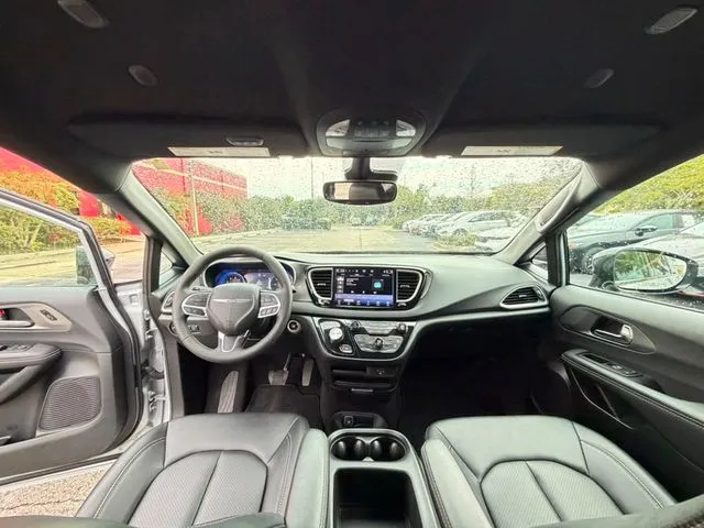 Chrysler Pacifica photo 16