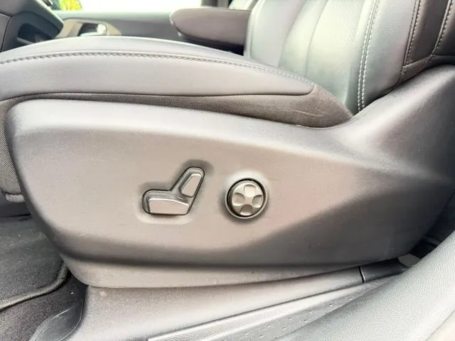 Chrysler Pacifica photo 26