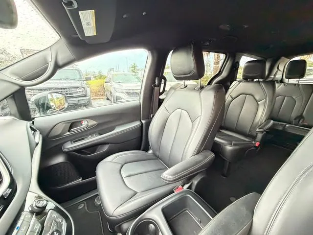Chrysler Pacifica photo 27
