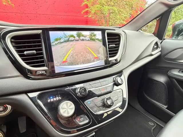 Chrysler Pacifica photo 24