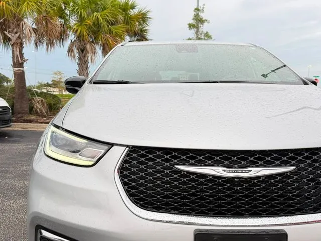 Chrysler Pacifica photo 11
