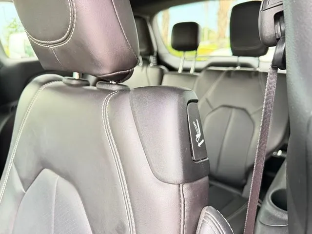 Chrysler Pacifica photo 30