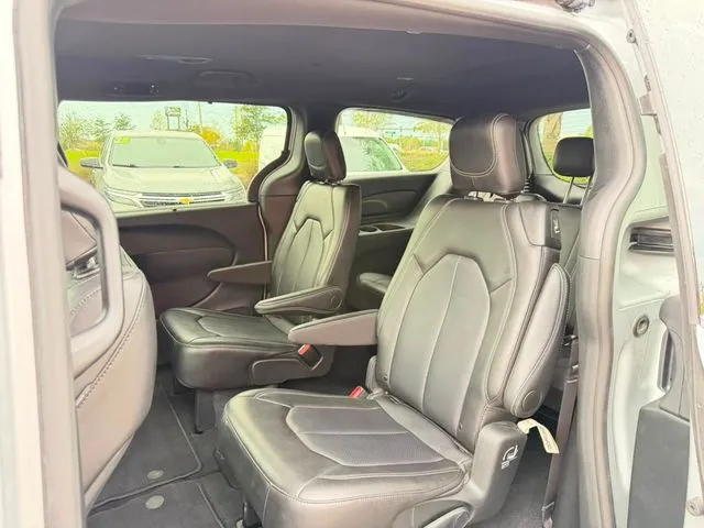 Chrysler Pacifica photo 29