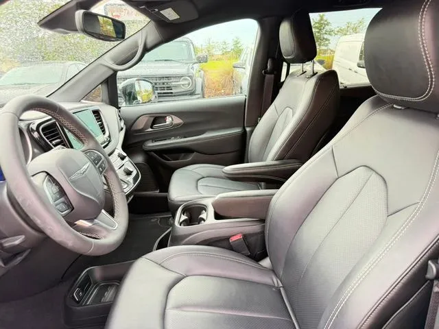 Chrysler Pacifica photo 25